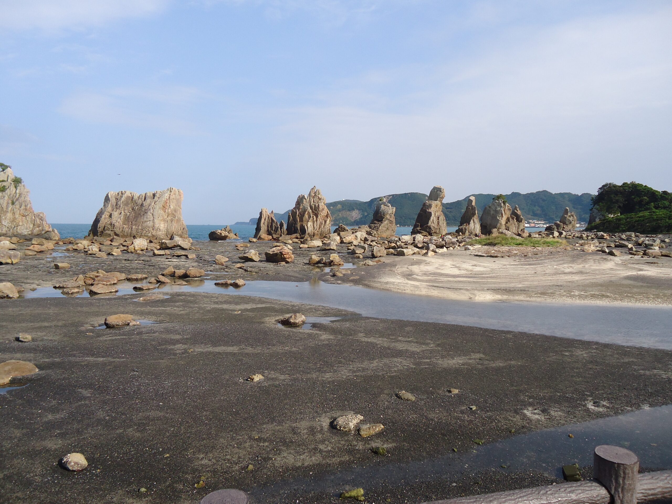 旅行先の奇岩の風景画像です