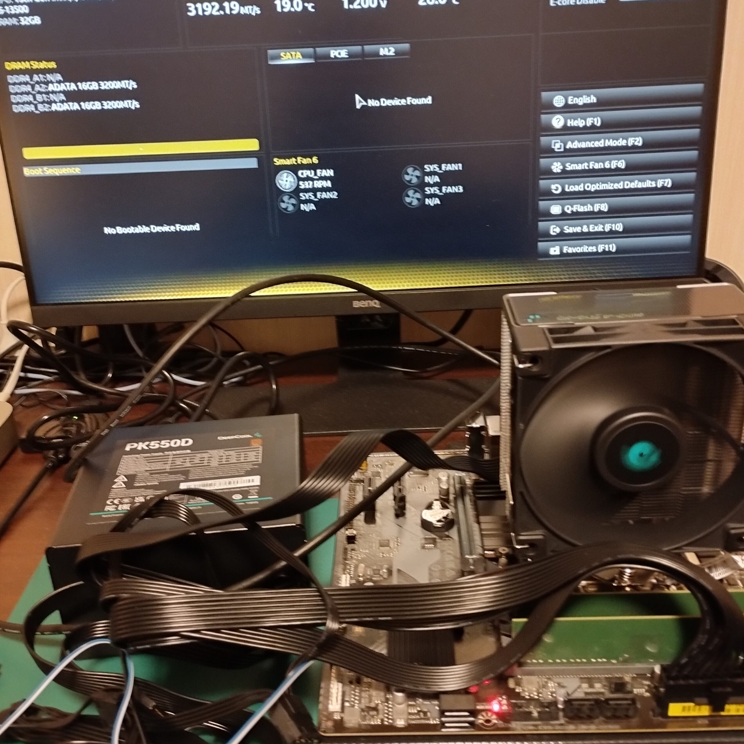 自作PCの組み立ての動作確認画像です